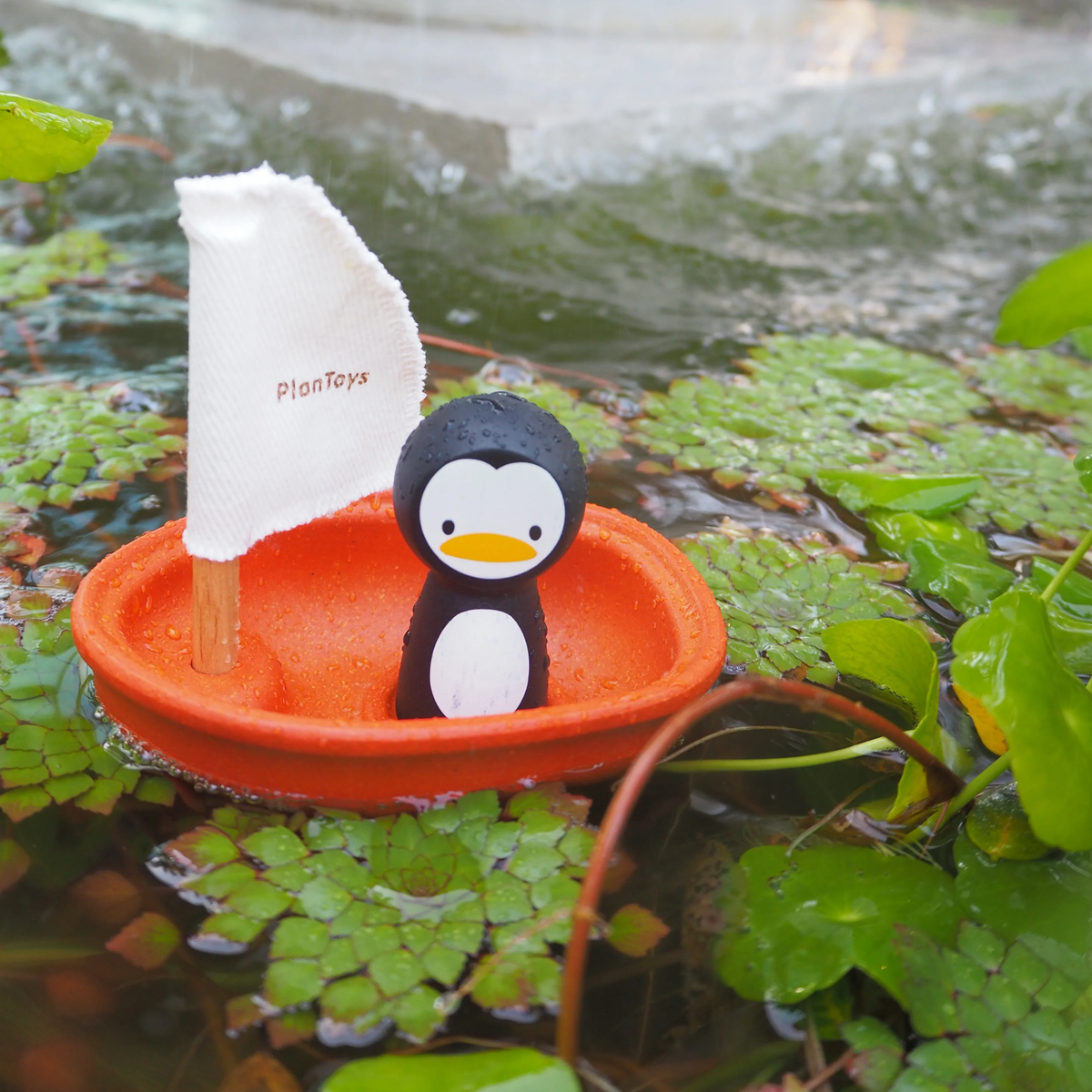 PlanToys Barchetta a Vela in Legno Sostenibile – Gioco da Bagnetto e Acqua