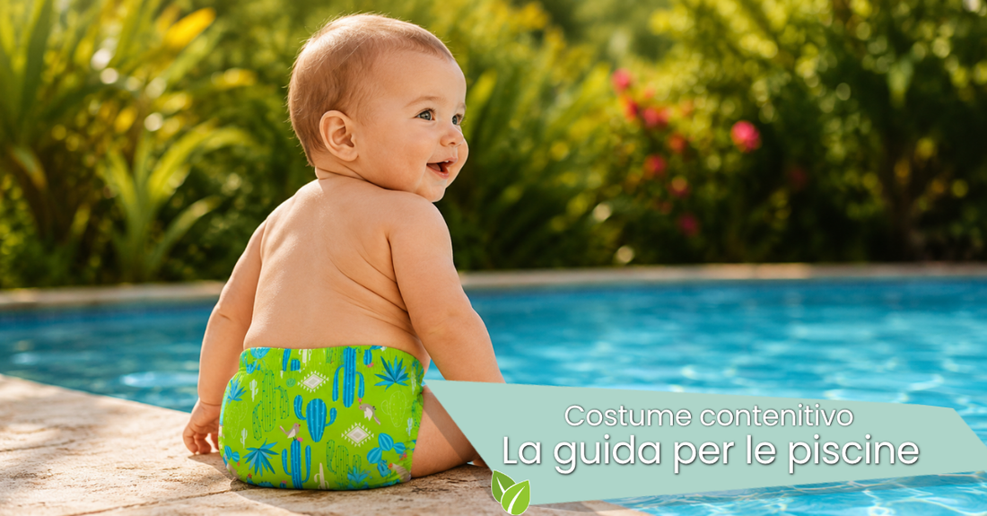 Neonato con costume contenitivo colorato al bordo piscina