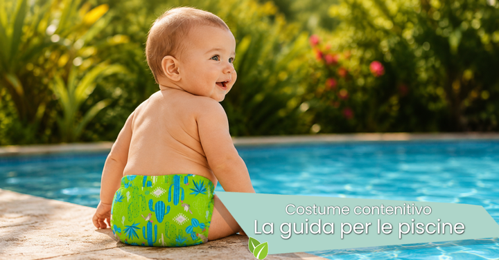 Neonato con costume contenitivo colorato al bordo piscina