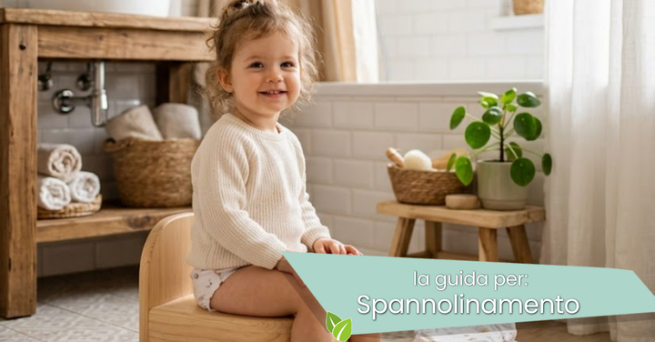 Bambina sorridente seduta sul vasino in un bagno luminoso con arredamento in legno naturale