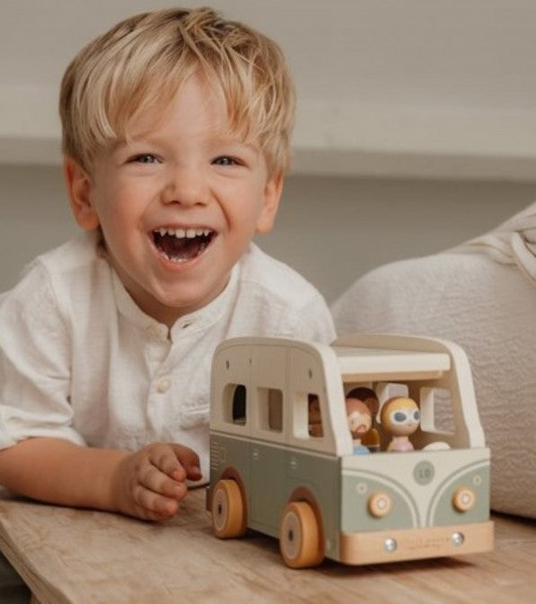 Camper in legno con personaggi