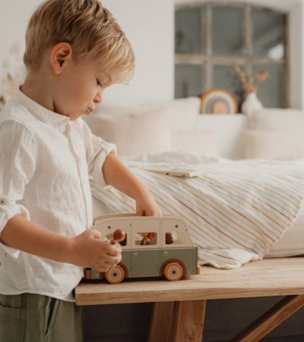 Camper in legno con personaggi