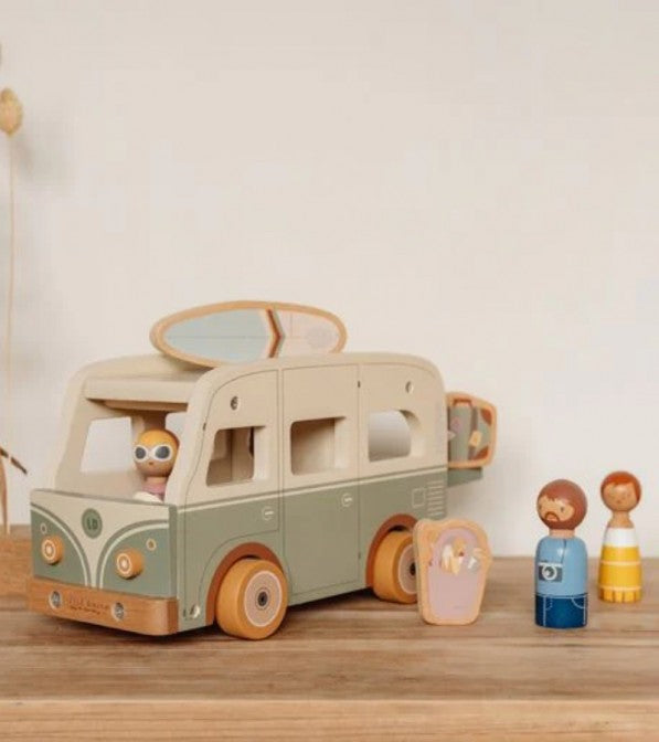 Camper in legno con personaggi