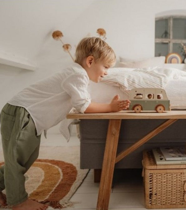 Camper in legno con personaggi