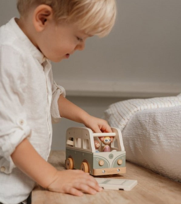 Camper in legno con personaggi