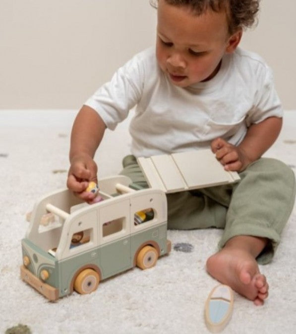Camper in legno con personaggi