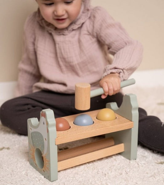 Gioco con uova e martello