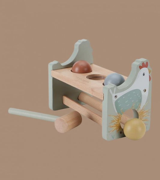 Gioco con uova e martello