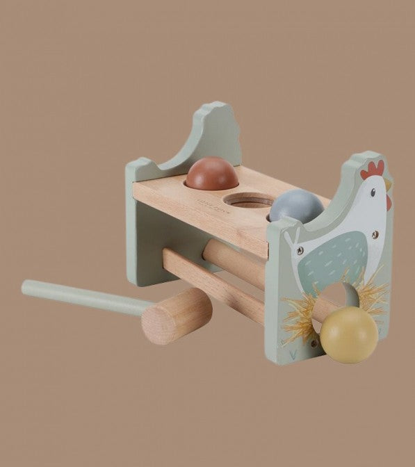 Gioco con uova e martello