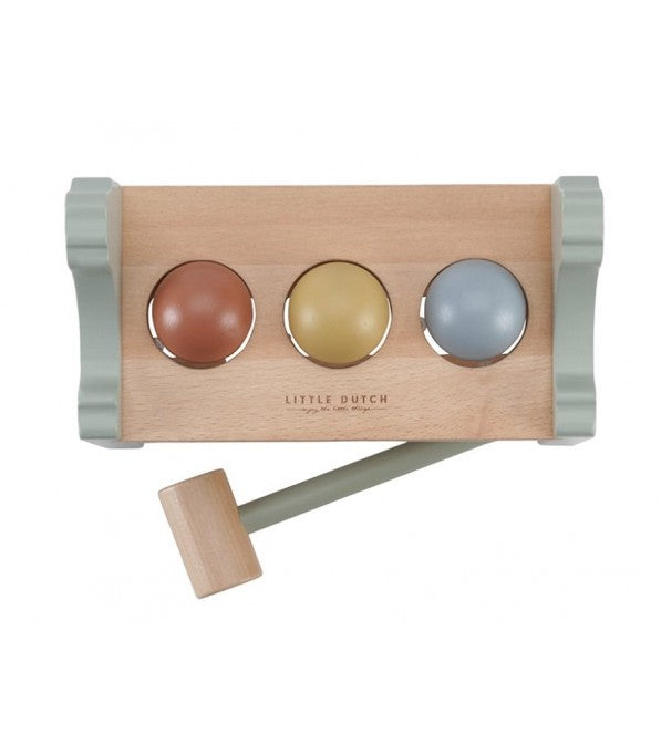 Gioco con uova e martello