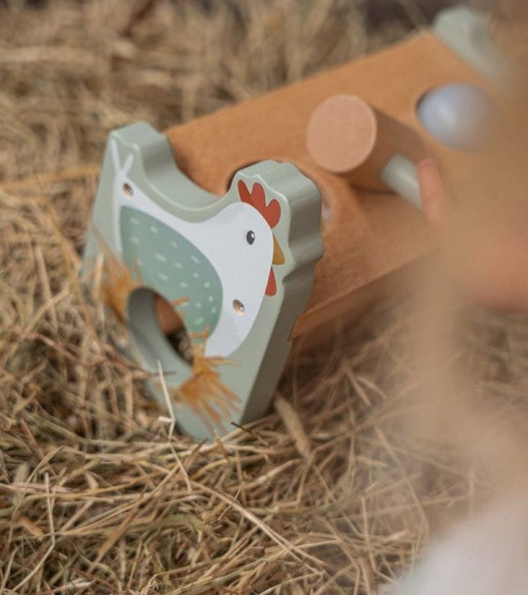 Gioco con uova e martello