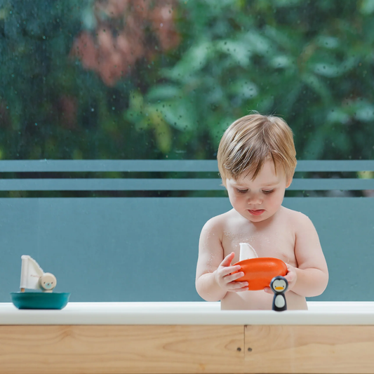 PlanToys Barchetta a Vela in Legno Sostenibile –  Gioco da Bagnetto e Acqua
